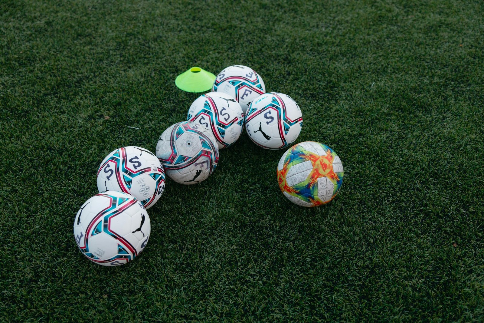 Varios balones oficiales de fútbol de las cinco ligas mas grandes