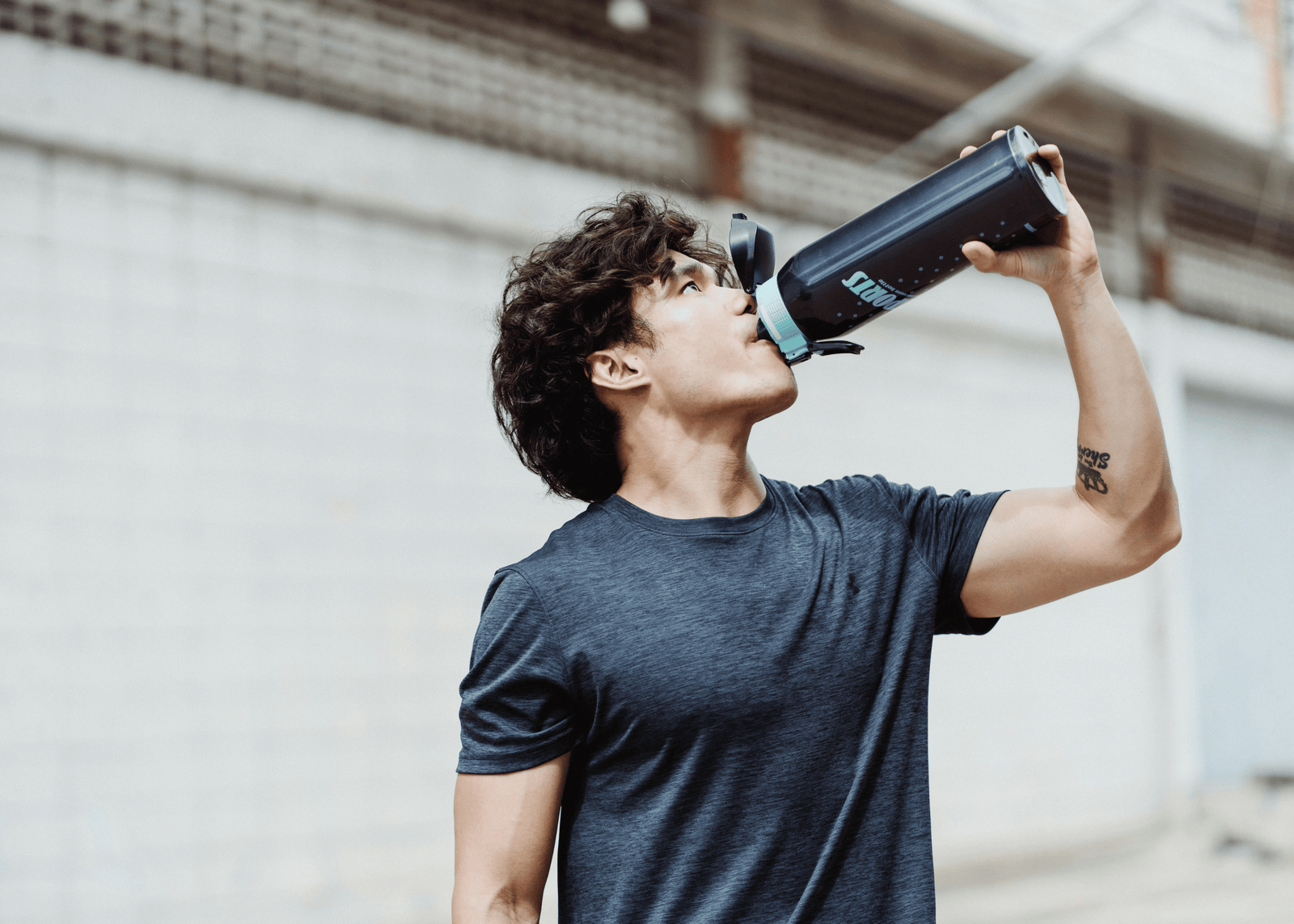 Persona bebiendo liquido en botellas deportivas