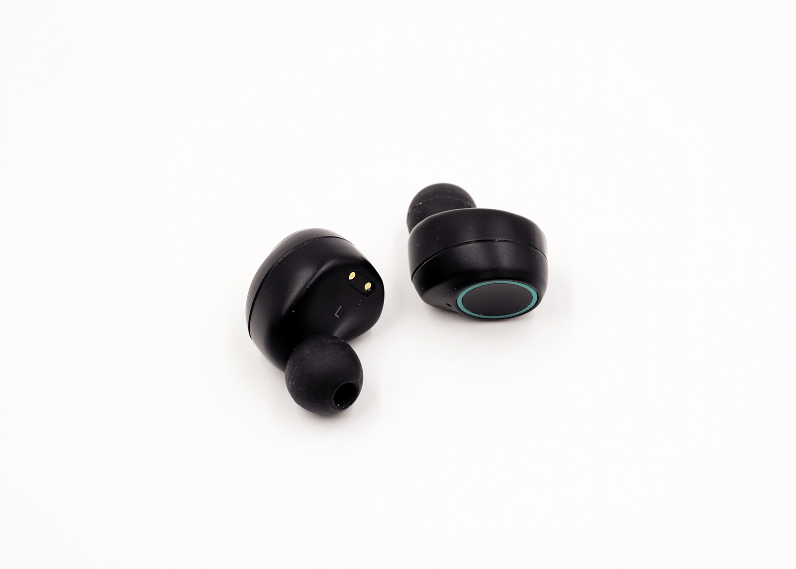 Auriculares inalámbricos negros Sony WF-C710NSA usados para video análisis para mejorar tu rendimiento en actividades deportivas o entrenamiento.